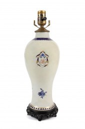 CHINESE EXPORT ARMORIAL URN MO