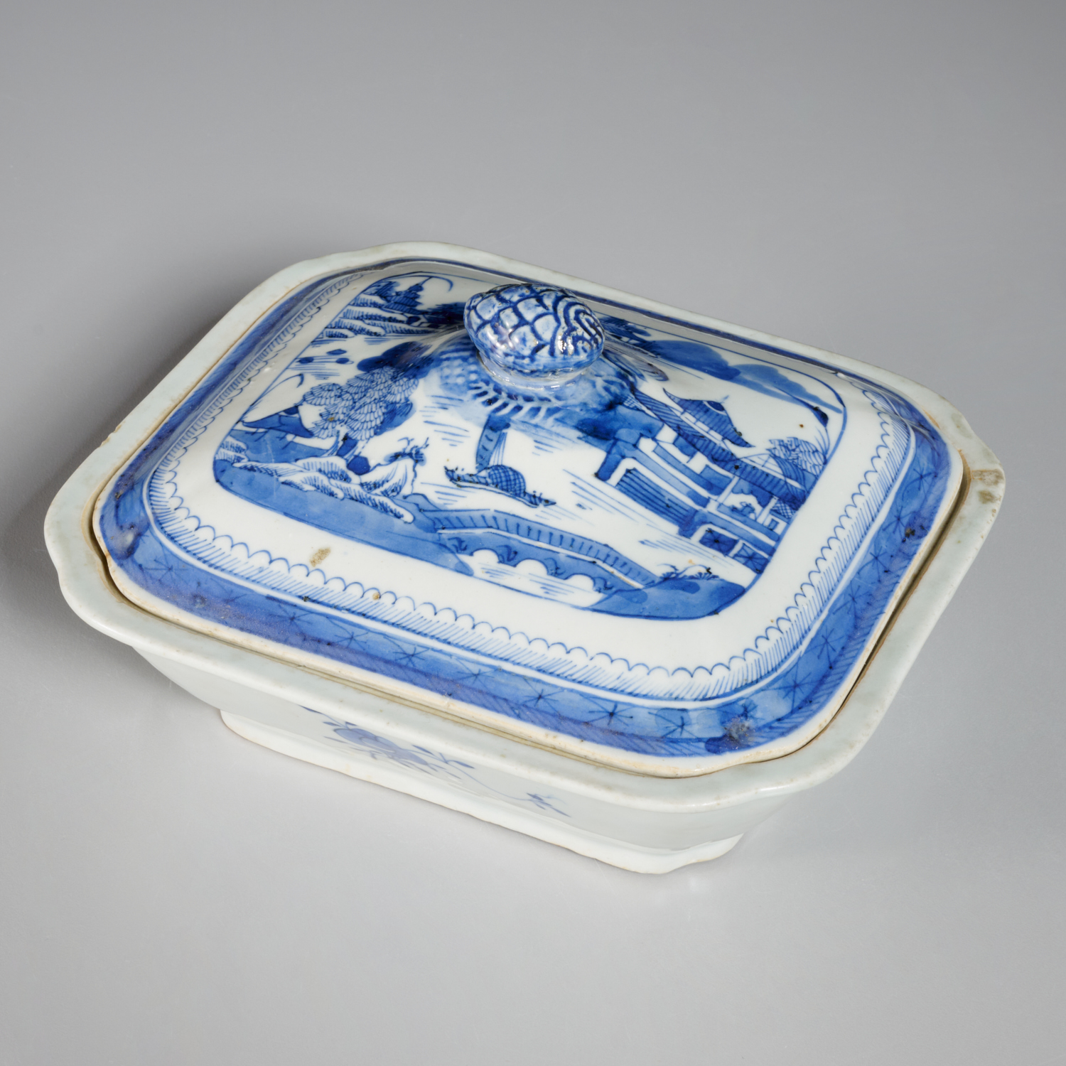 CHINESE EXPORT BLUE & WHITE COVERED