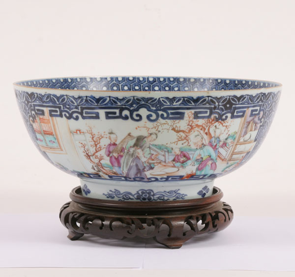 Chinese export bowl on wood