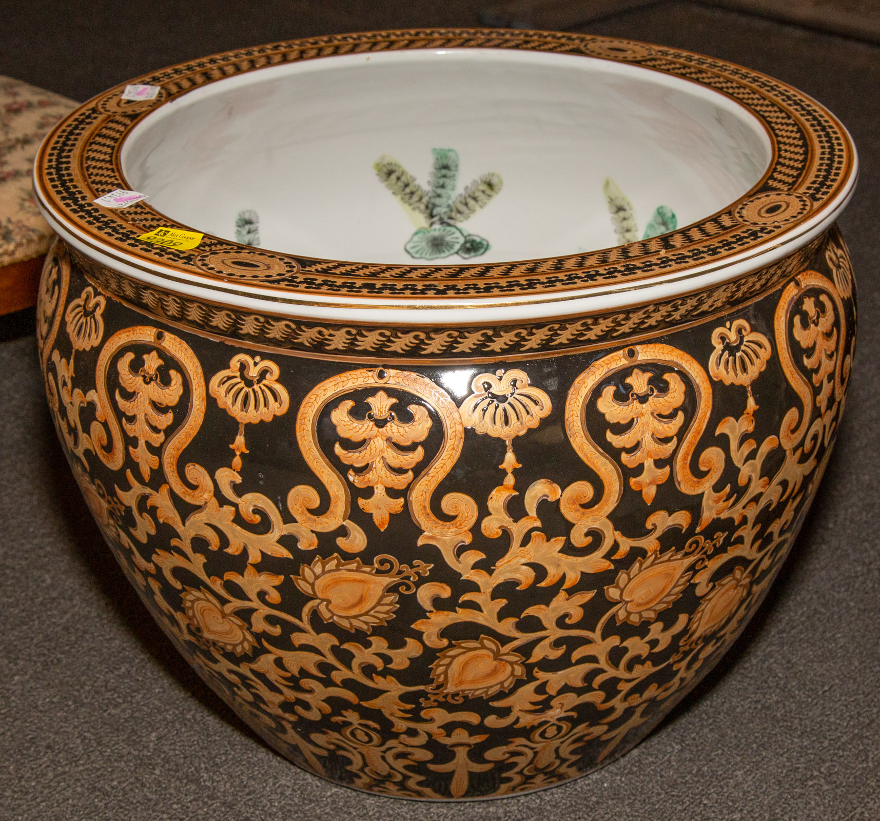 CHINESE EXPORT STYLE FISH BOWL .