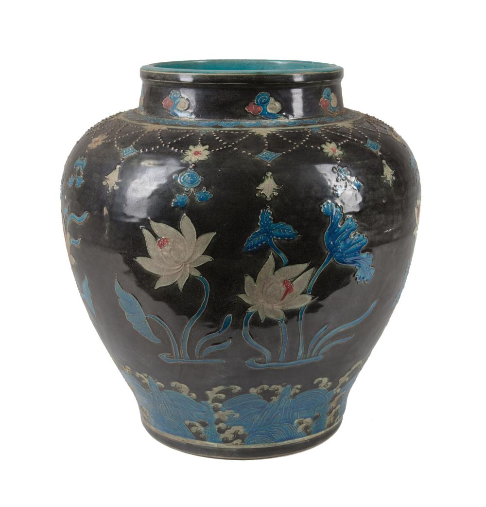 CHINESE FAHUA PORCELAIN VASEChinese