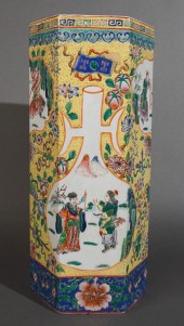 CHINESE FAMILLE JAUNE HAT OR W