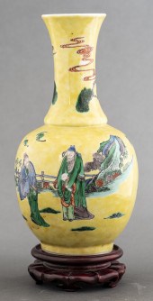 CHINESE FAMILLE JAUNE PORCELAI