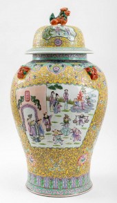 CHINESE FAMILLE JAUNE PORCELAI