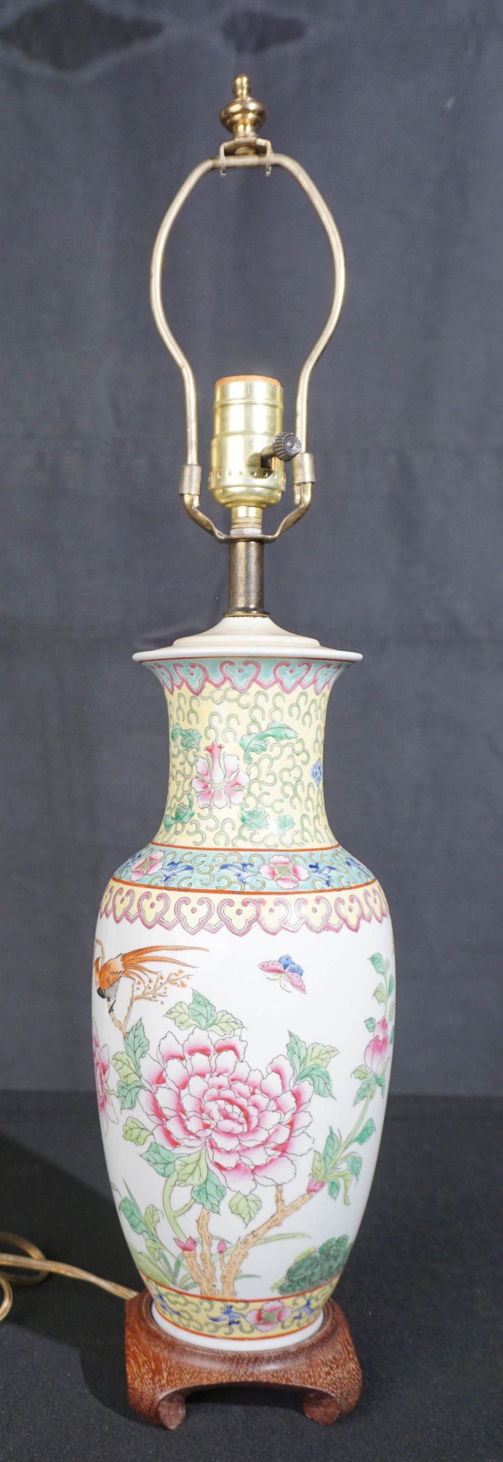 CHINESE FAMILLE JAUNE PORCELAIN