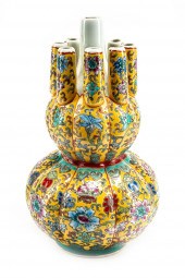 CHINESE FAMILLE JAUNE PORCELAI