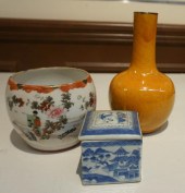 CHINESE FAMILLE JAUNE VASE, CH