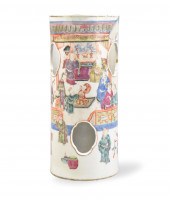 CHINESE FAMILLE ROSE HAT STAND