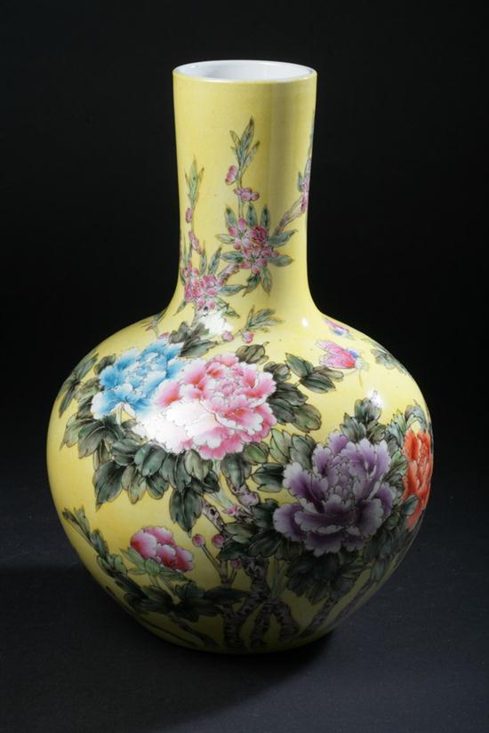 CHINESE FAMILLE ROSE PORCELAIN VASE