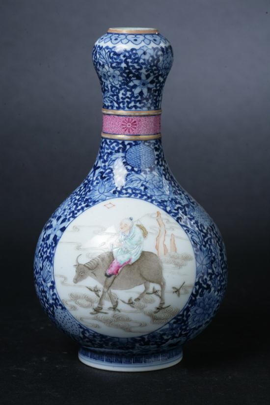 CHINESE FAMILLE ROSE PORCELAIN VASE
