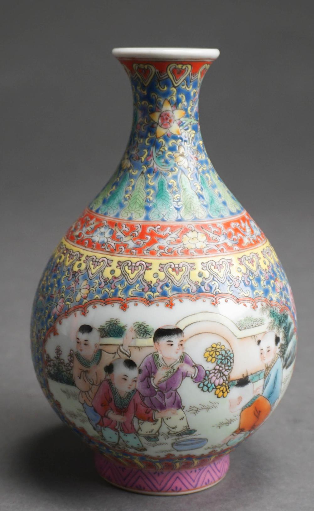 CHINESE FAMILLE ROSE PORCELAIN VASE