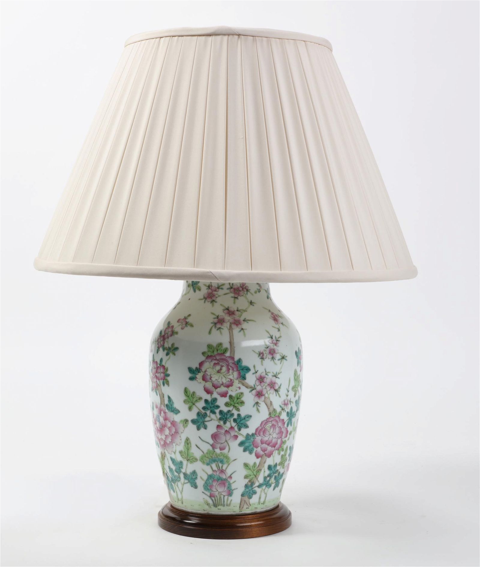 CHINESE FAMILLE ROSE PORCELAIN VASE