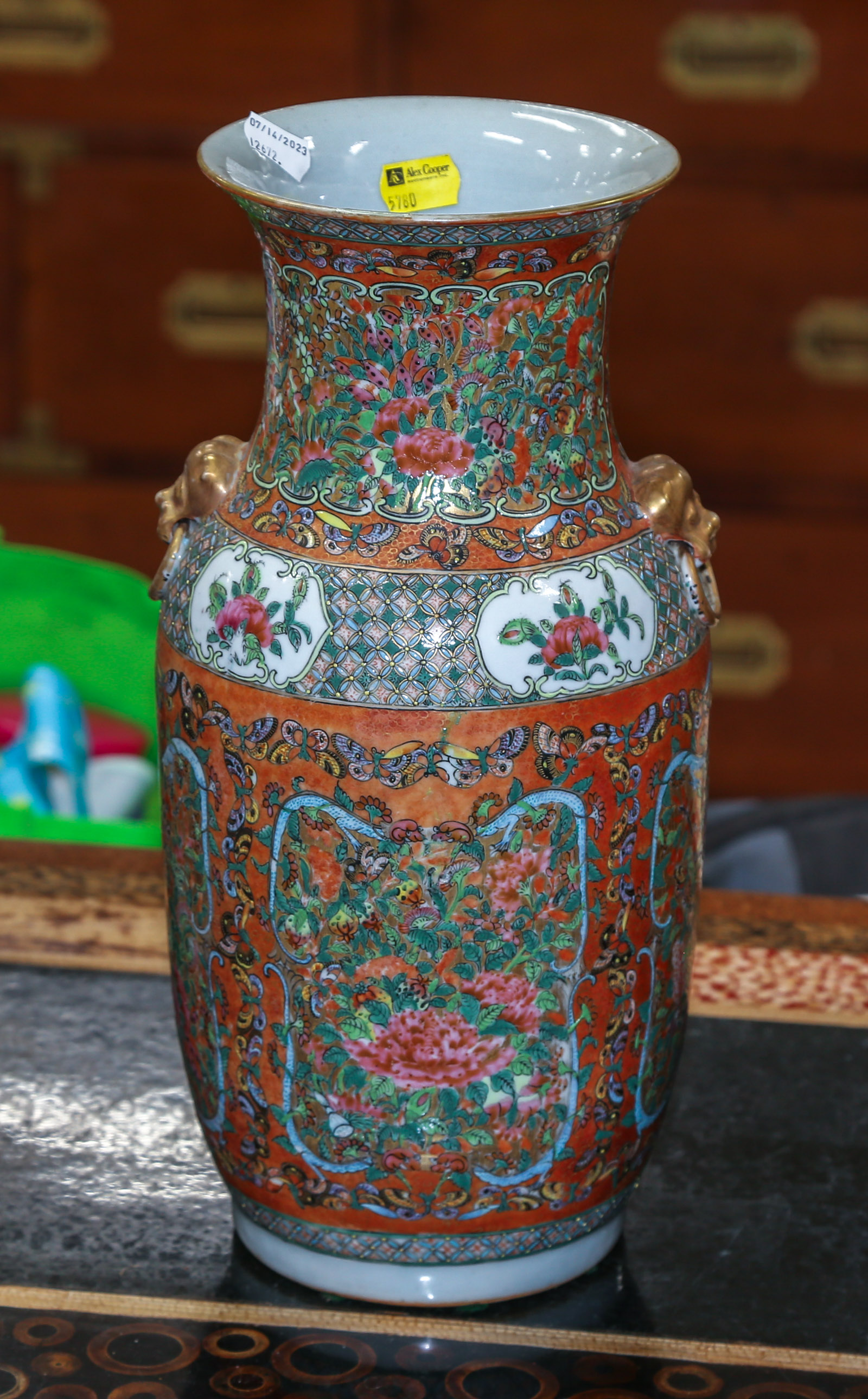 CHINESE FAMILLE ROSE PORCELAIN VASE
