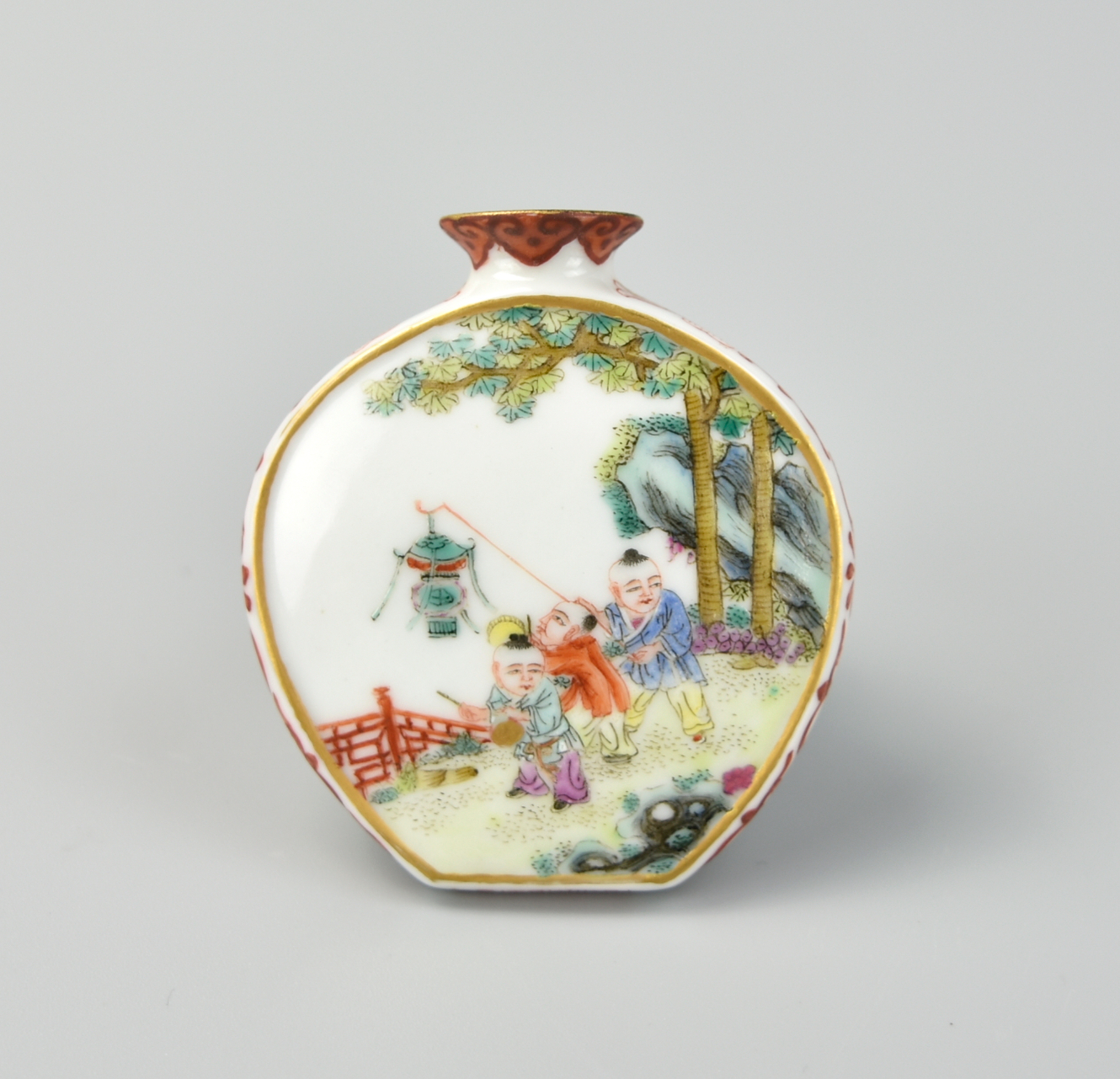 CHINESE FAMILLE ROSE SNUFF BOTTLE