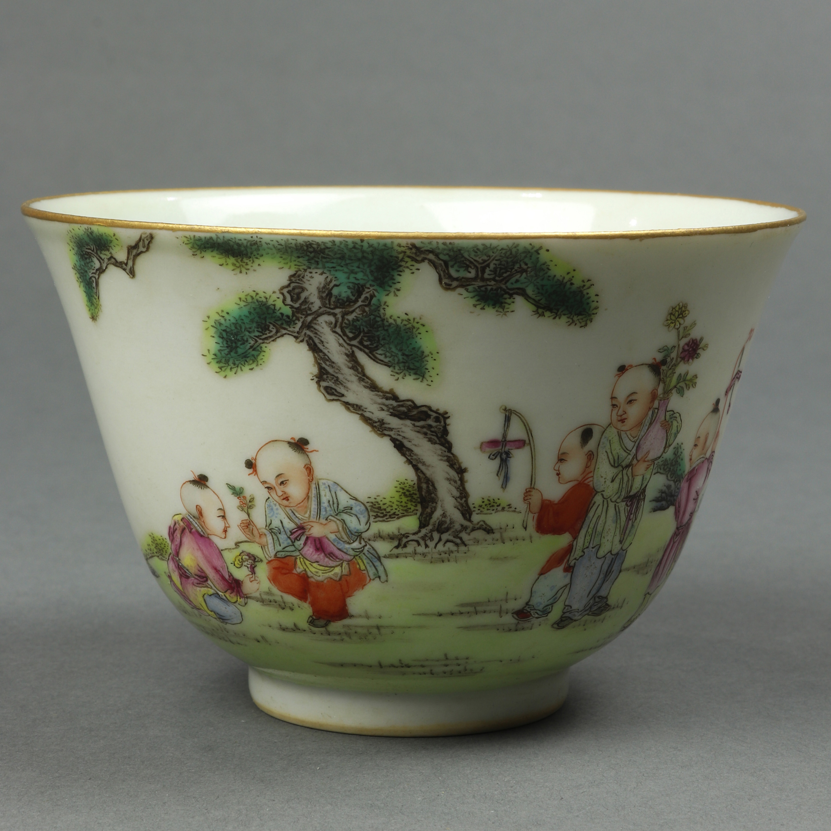 CHINESE FAMILLE ROSE TEA CUP