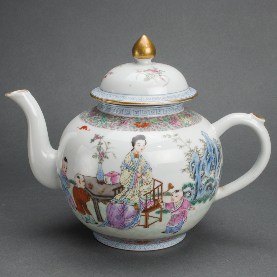 CHINESE FAMILLE ROSE TEAPOT Chinese