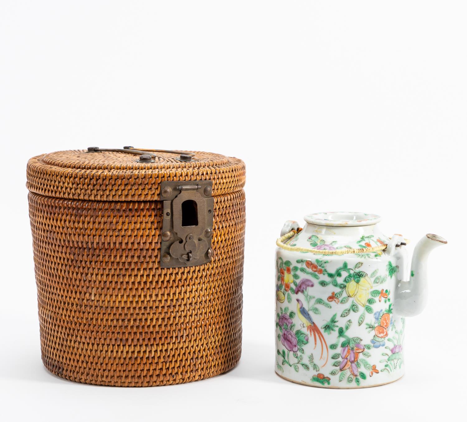 CHINESE FAMILLE ROSE TEAPOT IN