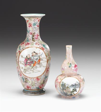 Chinese famille rose vase    red