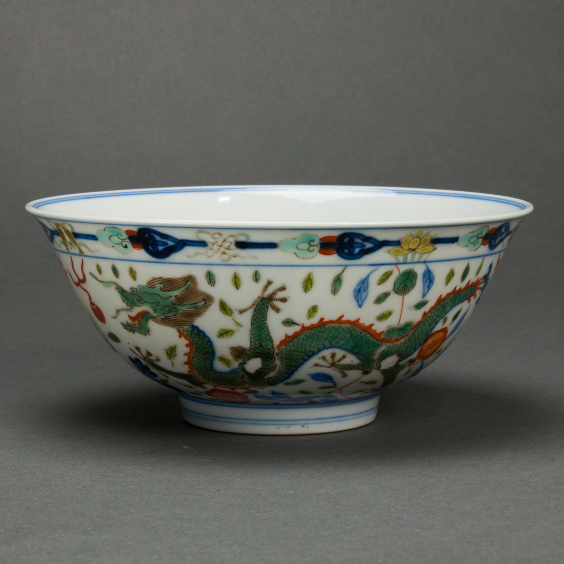 CHINESE FAMILLE VERTE 'DRAGON' BOWL