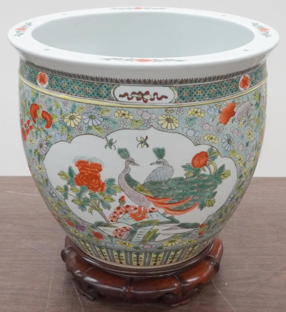 CHINESE FAMILLE VERTE JARDINIERE ON