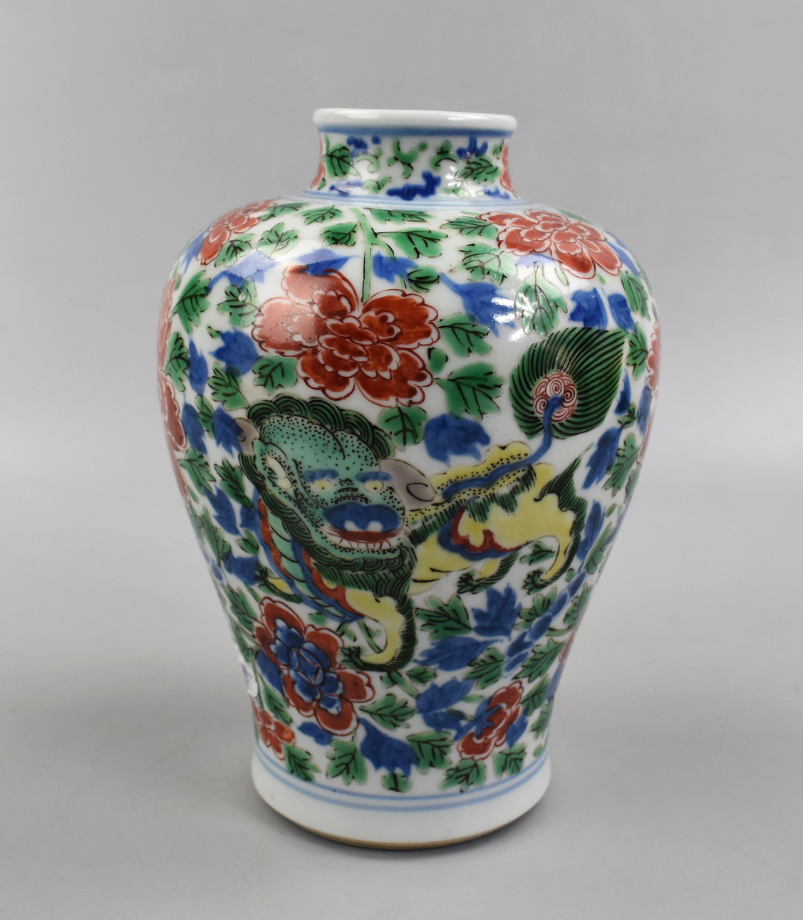 CHINESE FAMILLE VERTE VASE W/ FOO