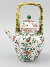 CHINESE FLUTED WUCAI TEAPOT AN