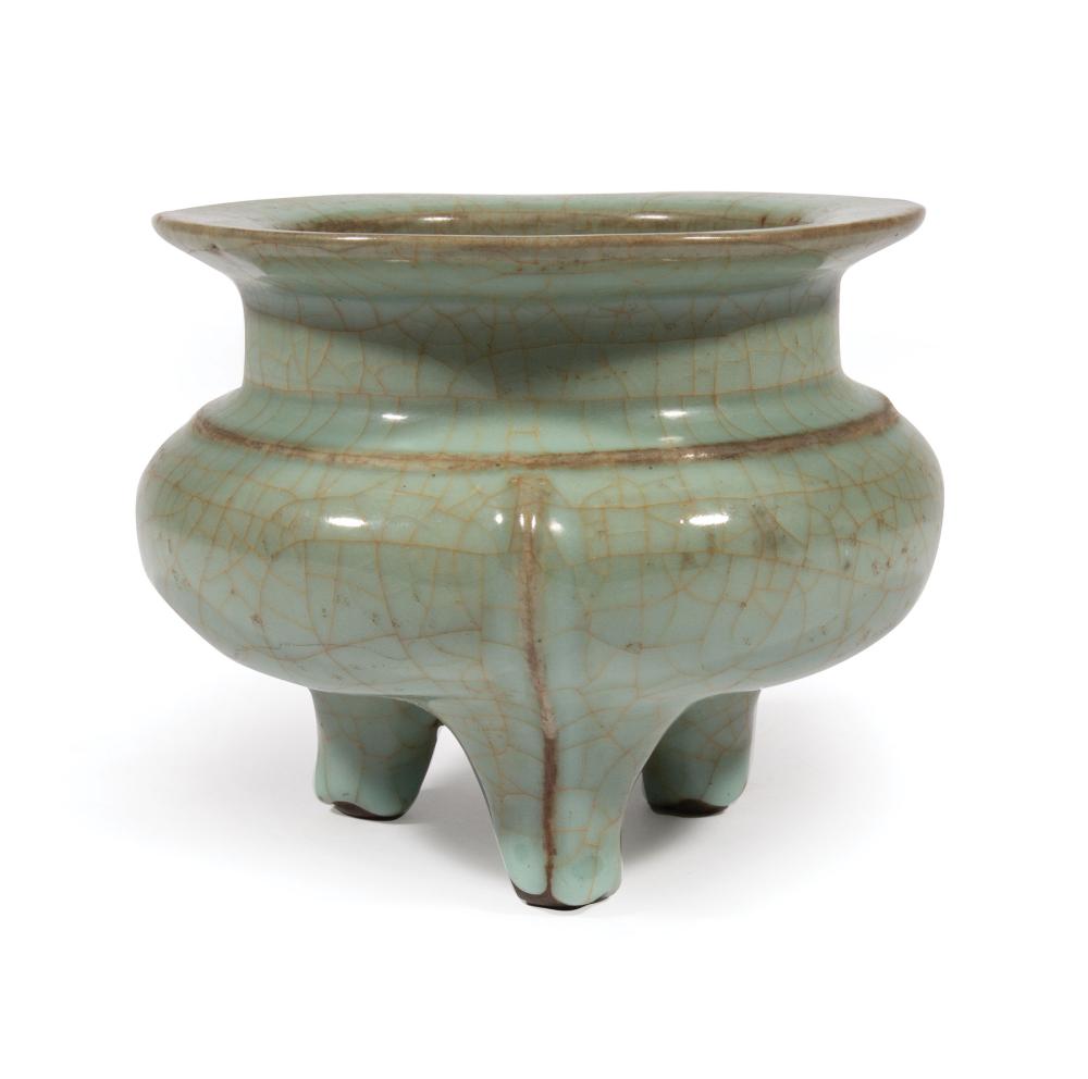 CHINESE GE-STYLE PORCELAIN TRIPOD