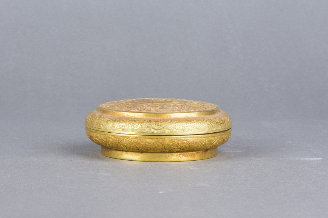 CHINESE GILT METAL BOX Chinese gilt