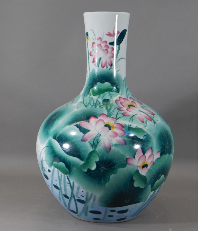 CHINESE GLOBULAR FAMILLE ROSE LOTUS
