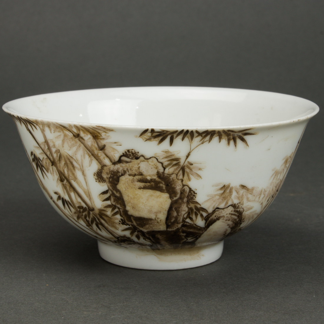 CHINESE GRISAILLE DECORATED BOWL