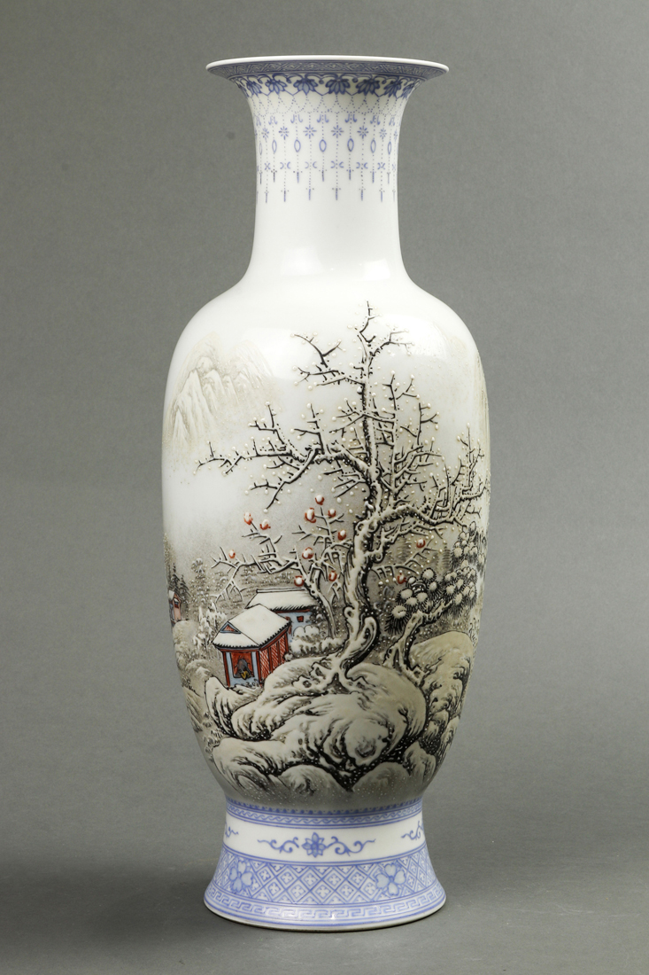 CHINESE GRISAILLE DECORATED VASE