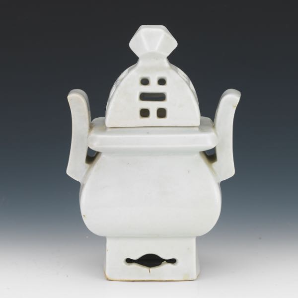 CHINESE GUAN TYPE STONEWARE CELADON