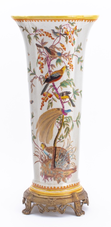 CHINESE HAND-PAINTED PORCELAIN VASE