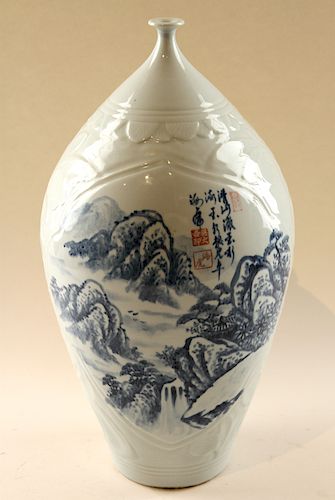 CHINESE HAND PAINTED VASEA