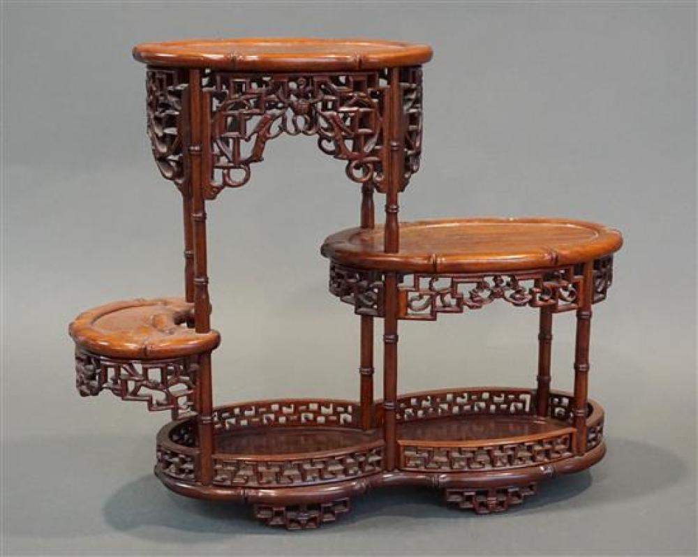 CHINESE HARDWOOD TABLE ÉTAGèRE,