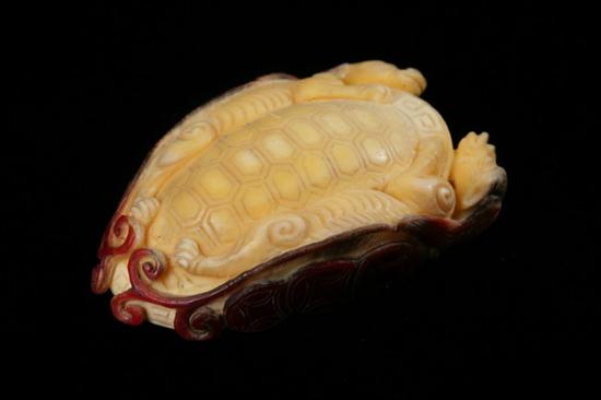 CHINESE HORN BILL SNUFF BOTTLE.