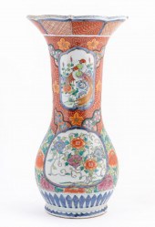 CHINESE IMARI PORCELAIN VASE W
