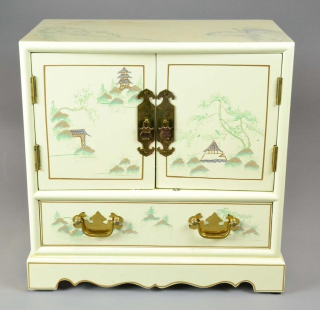 CHINESE LACQUERED JEWELRY BOXWith