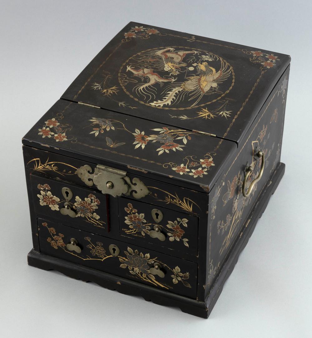 CHINESE LACQUERED WOOD TRAVELING