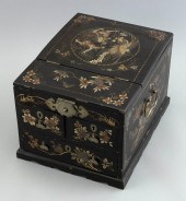 CHINESE LACQUERED WOOD TRAVELI