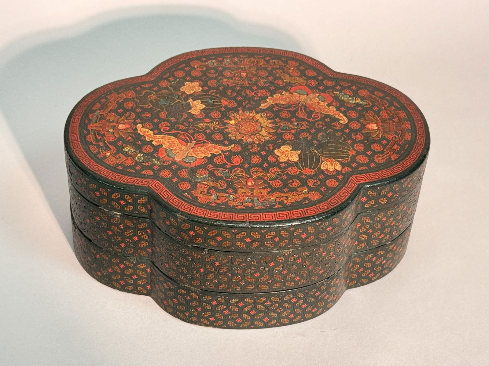 CHINESE LOBBED LACQUER BOX WITH