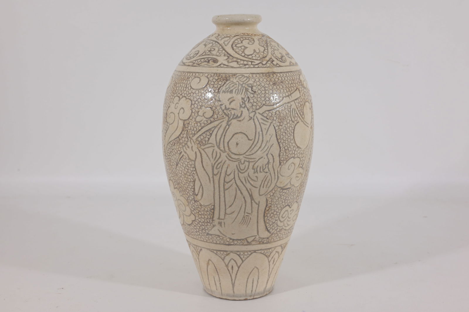 CHINESE MING CARVED CIZHOU VASEA