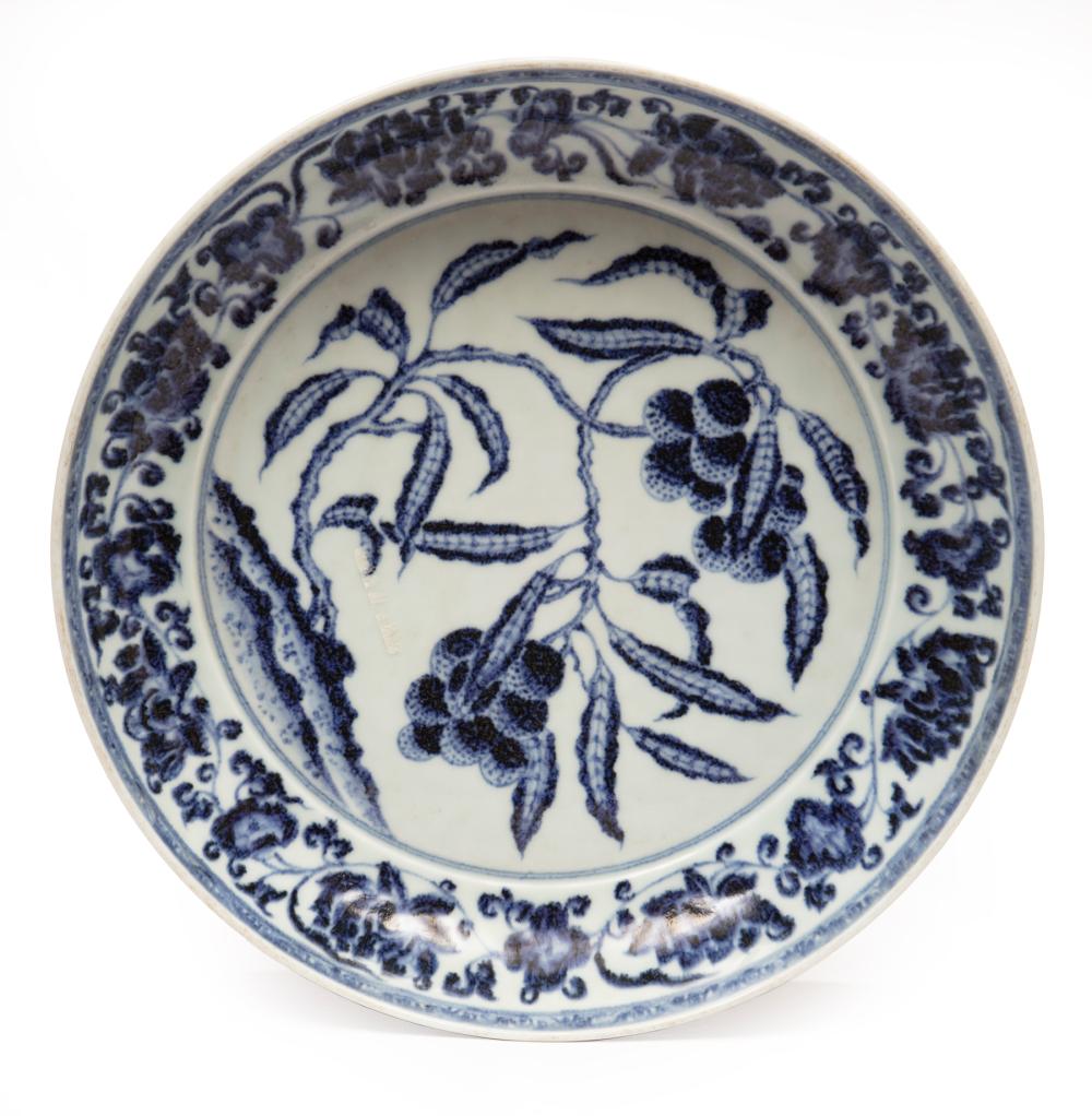 CHINESE MING-STYLE PORCELAIN