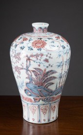 CHINESE MING STYLE PORCELAIN V