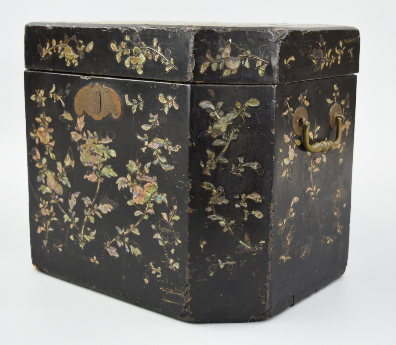 CHINESE MOP INLAID LACQUER BOX,