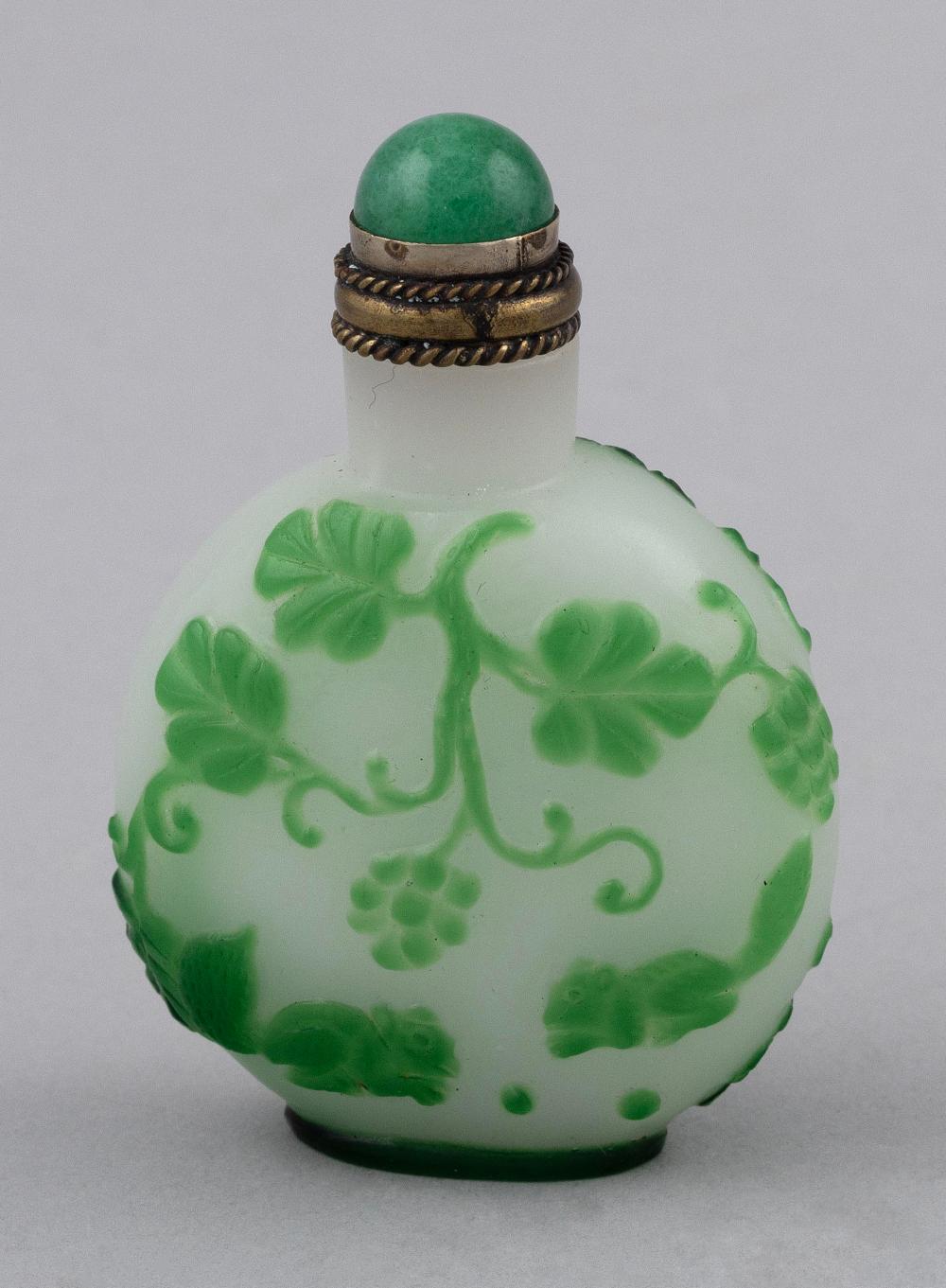 CHINESE OVERLAY GLASS SNUFF