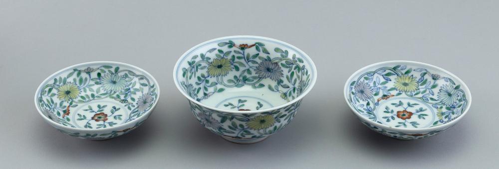 CHINESE PAIR OF WUCAI PORCELAIN