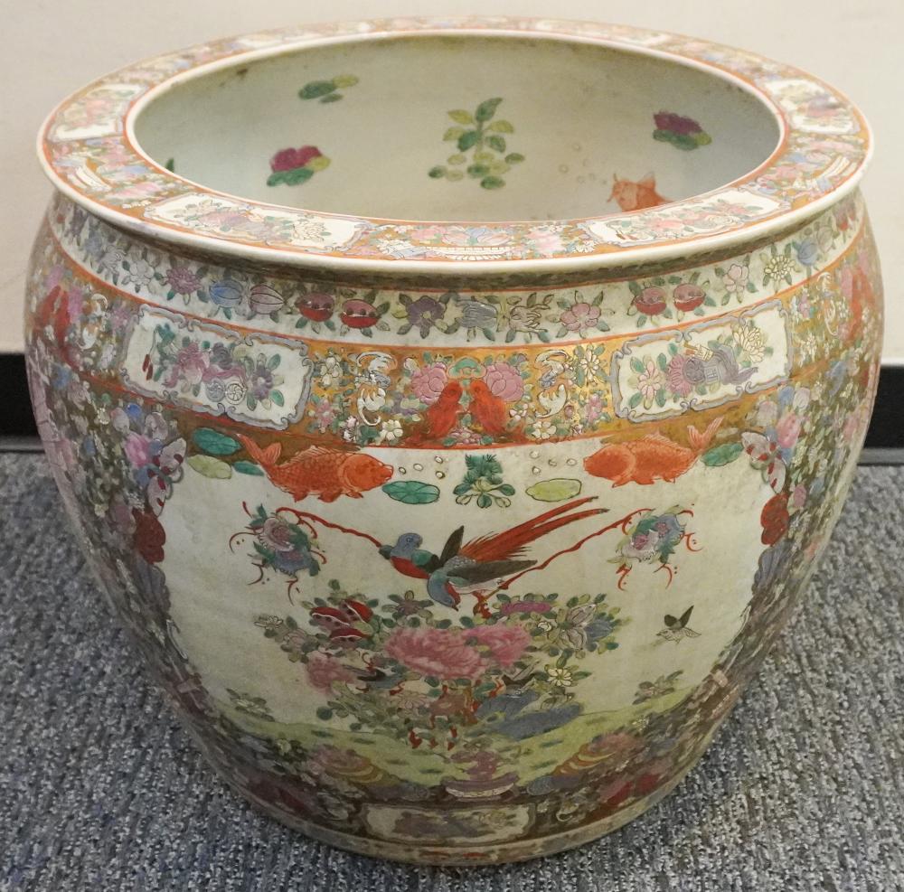 CHINESE PARCEL GILT FAMILLE ROSE