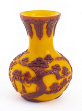 CHINESE PEKING GLASS VASE<br>C