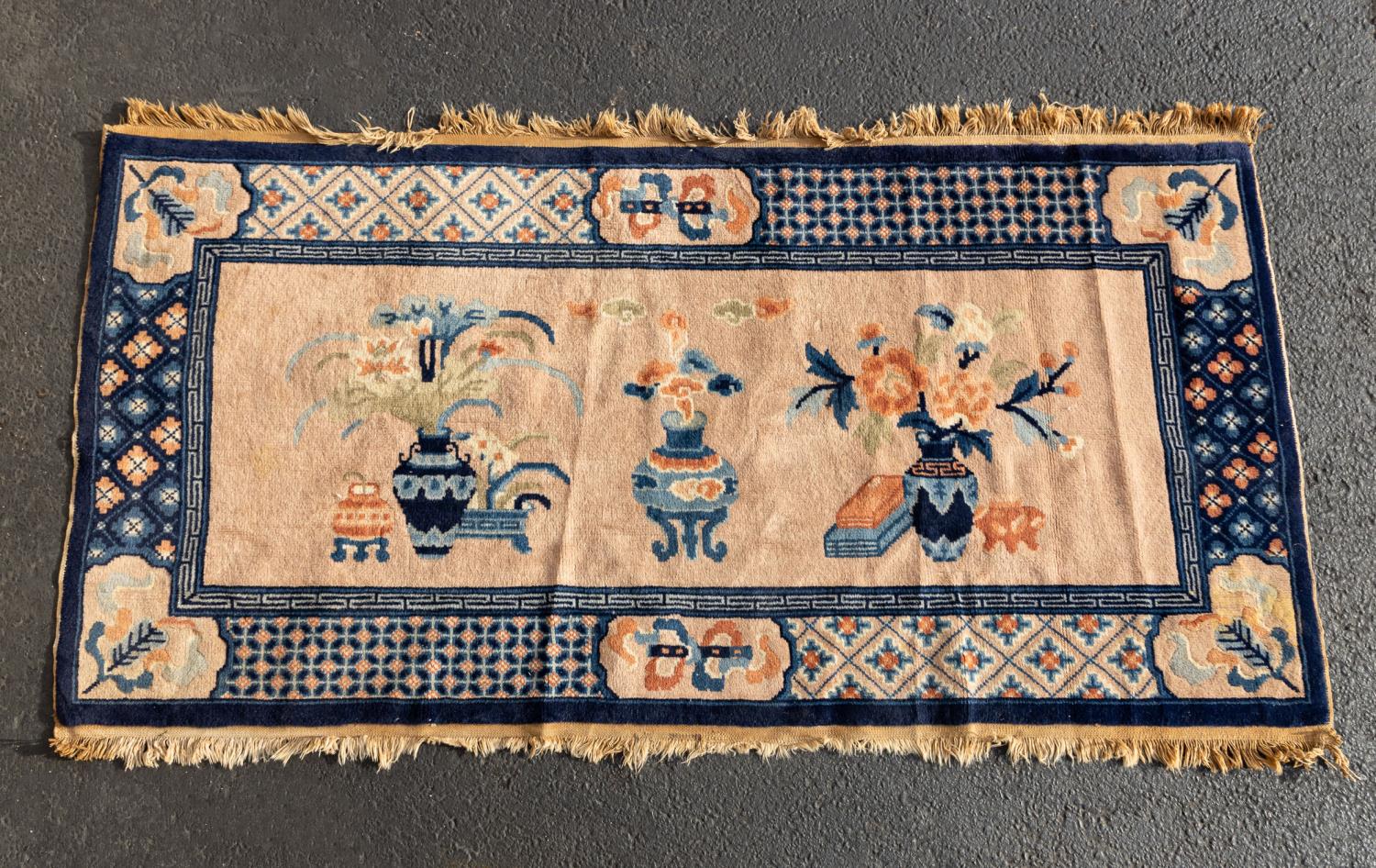 CHINESE PEKING VASE MOTIF RUG, 2'6"